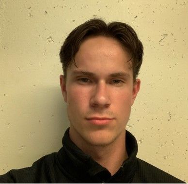 Mann med kort hår i midtskille