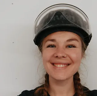 Kvinne med hjelm