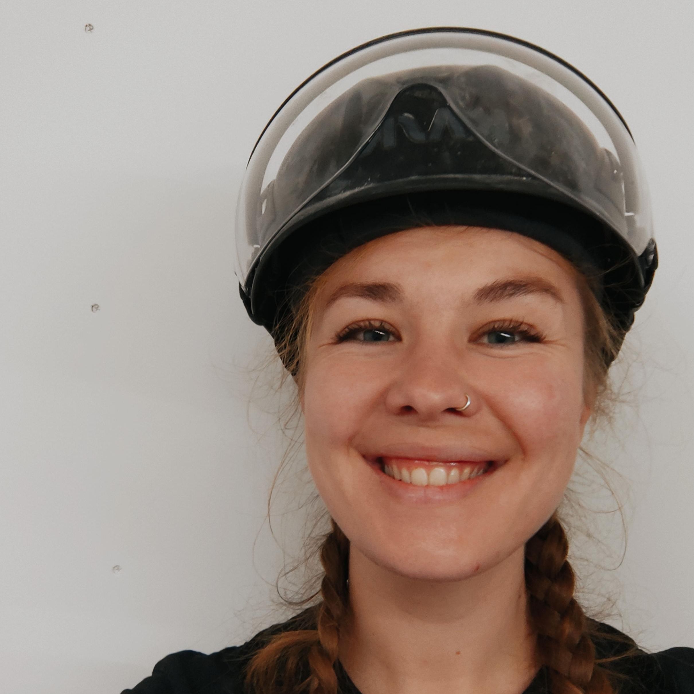 Kvinne med hjelm