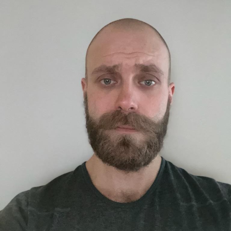 Mann med kort hår og skjegg