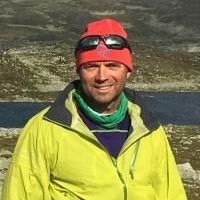 Mann i gul ytterjakke