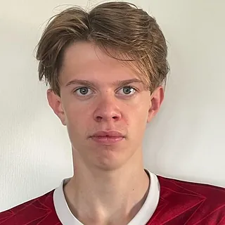 Gutt med rød genser