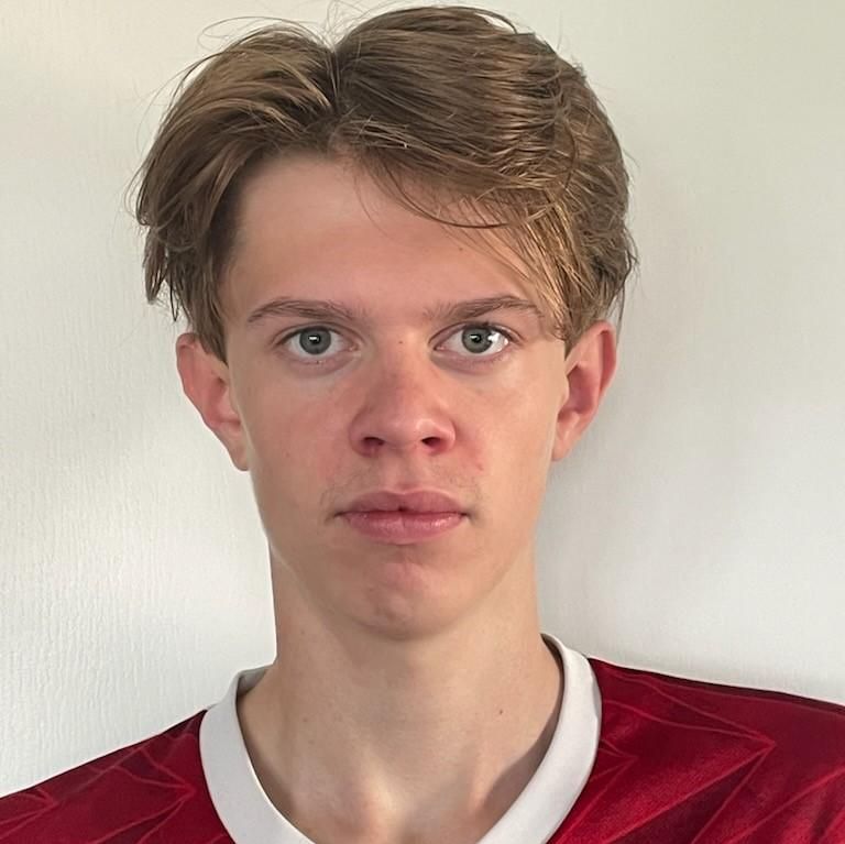 Gutt med rød genser