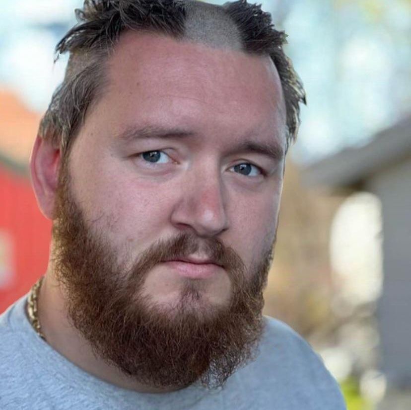 Mann med kort hår og skjegg