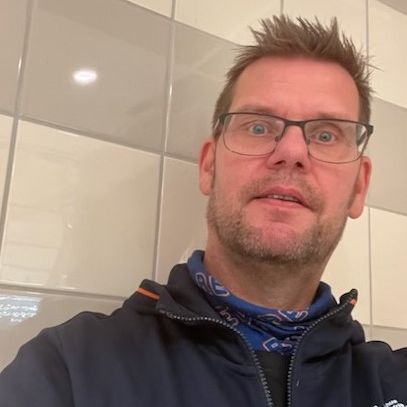 Mann med kort hår og briller