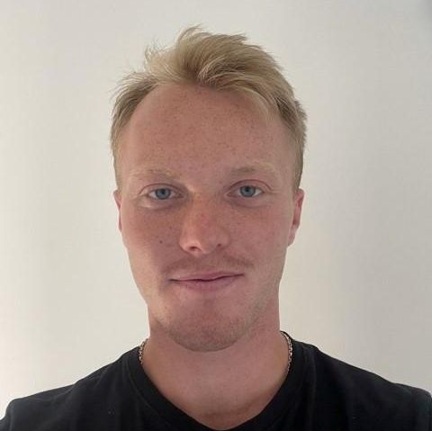 Mann med kort blondt hår