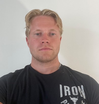 Mann med kort blondt hår