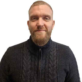 Mann med rød hettegenser