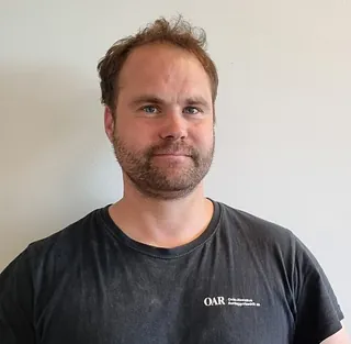 Mann med kort hår og skjegg