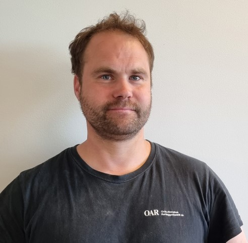 Mann med kort hår og skjegg