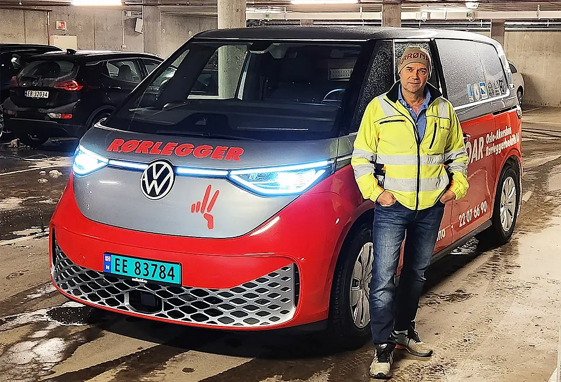 Mann ved arbeidsbil