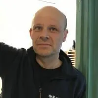Mann i arbeidsklær