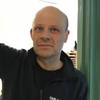 Mann i arbeidsklær