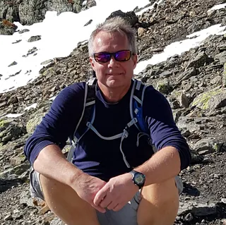 Mann med solbriller på fjell