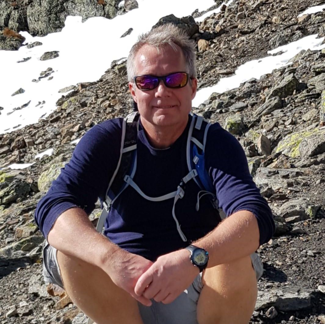Mann med solbriller på fjell