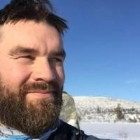 Mann med mørkt skjegg