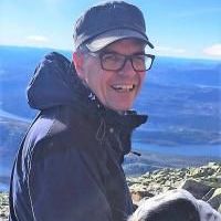 Smilende mann med caps