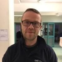 Mann med kort hår og briller