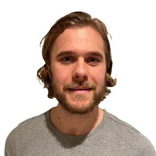 Mann i grå t-skjorte