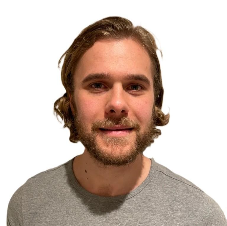 Mann i grå t-skjorte