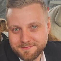 Mann i hvit skjorte