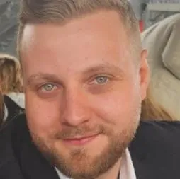 Mann i hvit skjorte