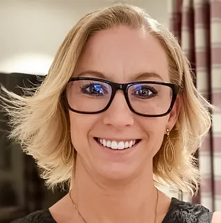 Kvinne med blondt hår og briller