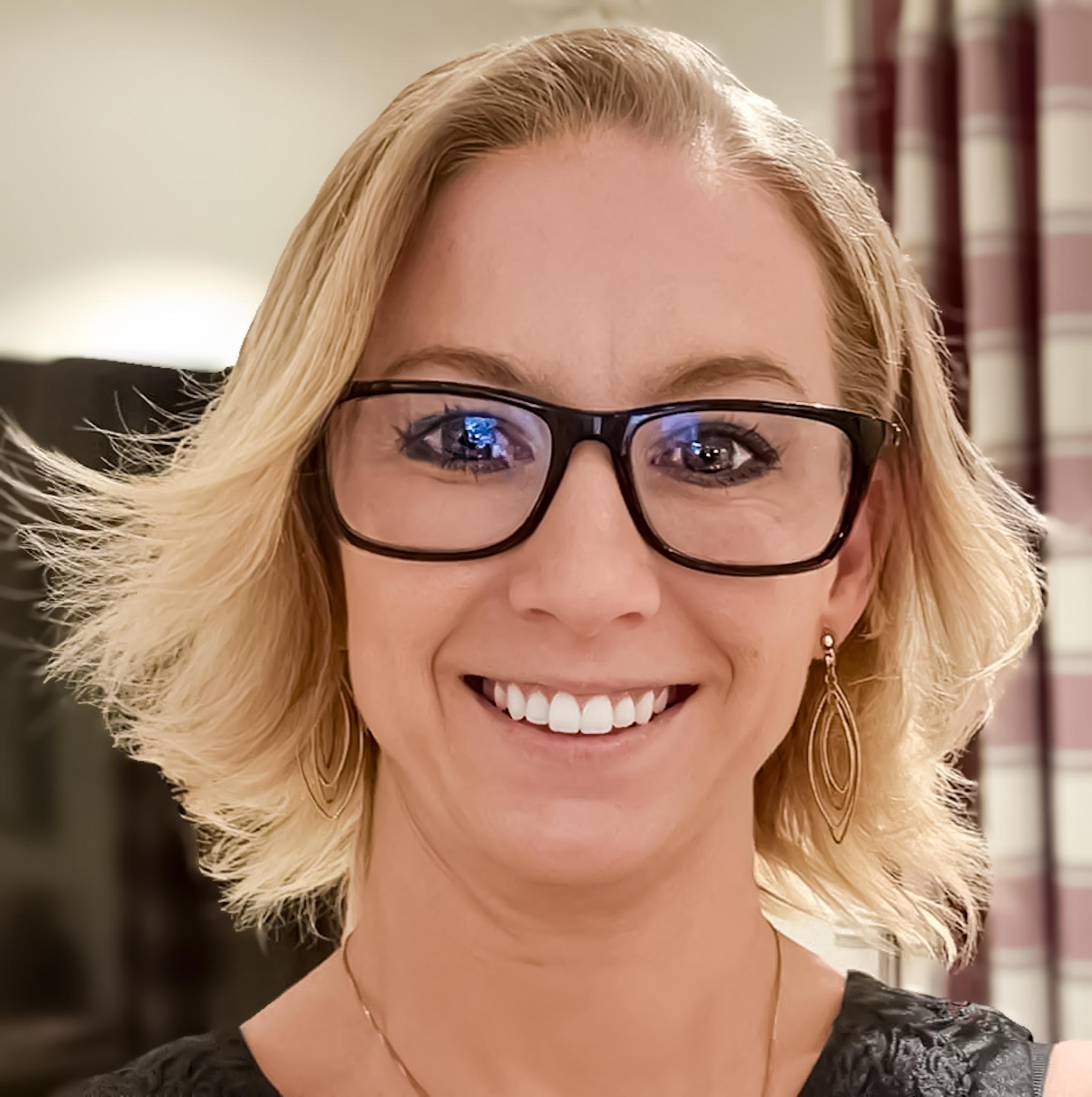 Kvinne med blondt hår og briller